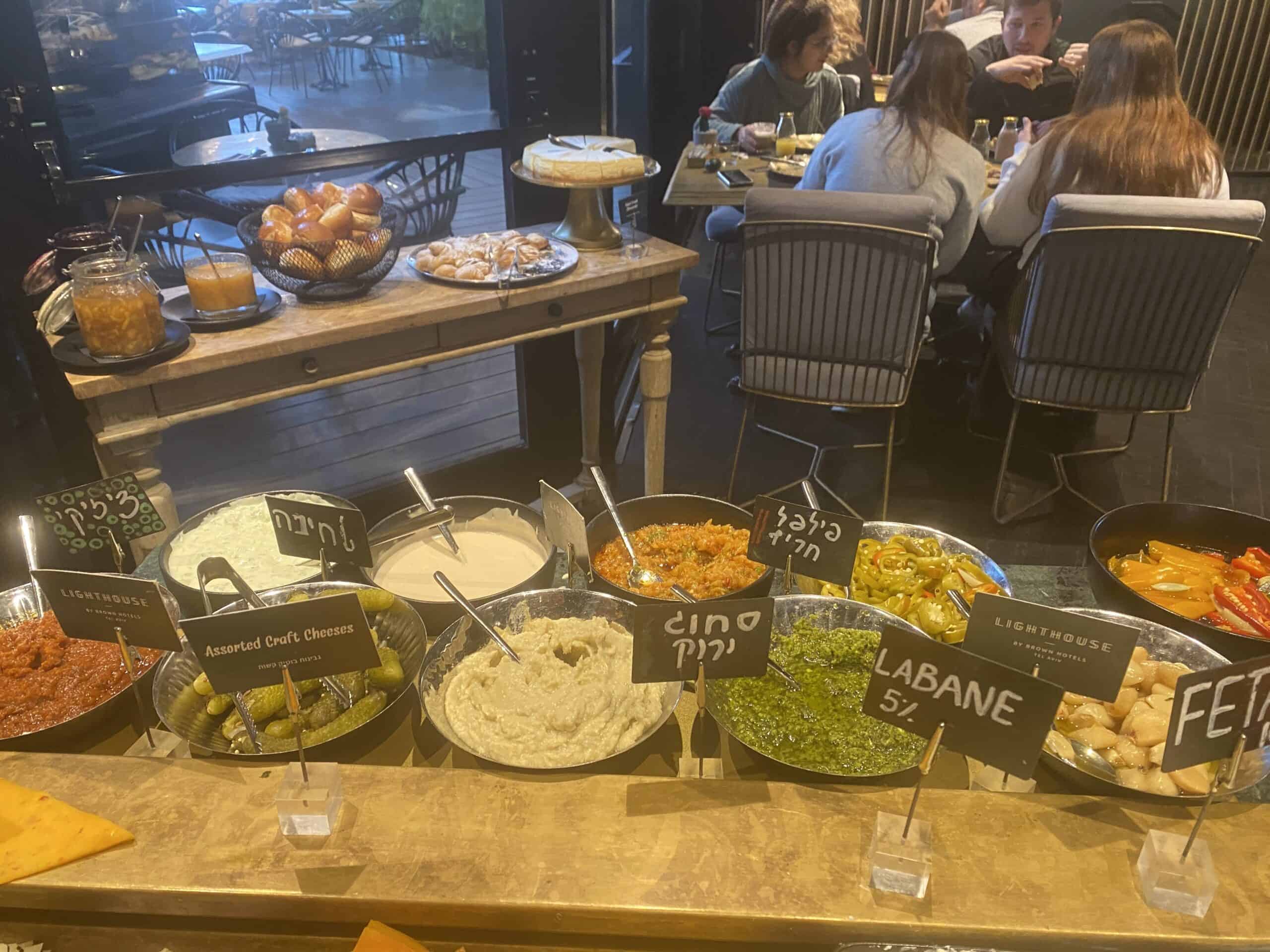 A photo of an Israeli breakfast buffet with signs in Hebrew.